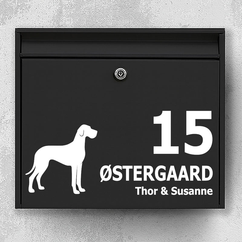 Briefkastenaufkleber mit Doggen-Silhouette – personalisierbarer Text für Name und Hausnummer – wetterfestes Vinyl