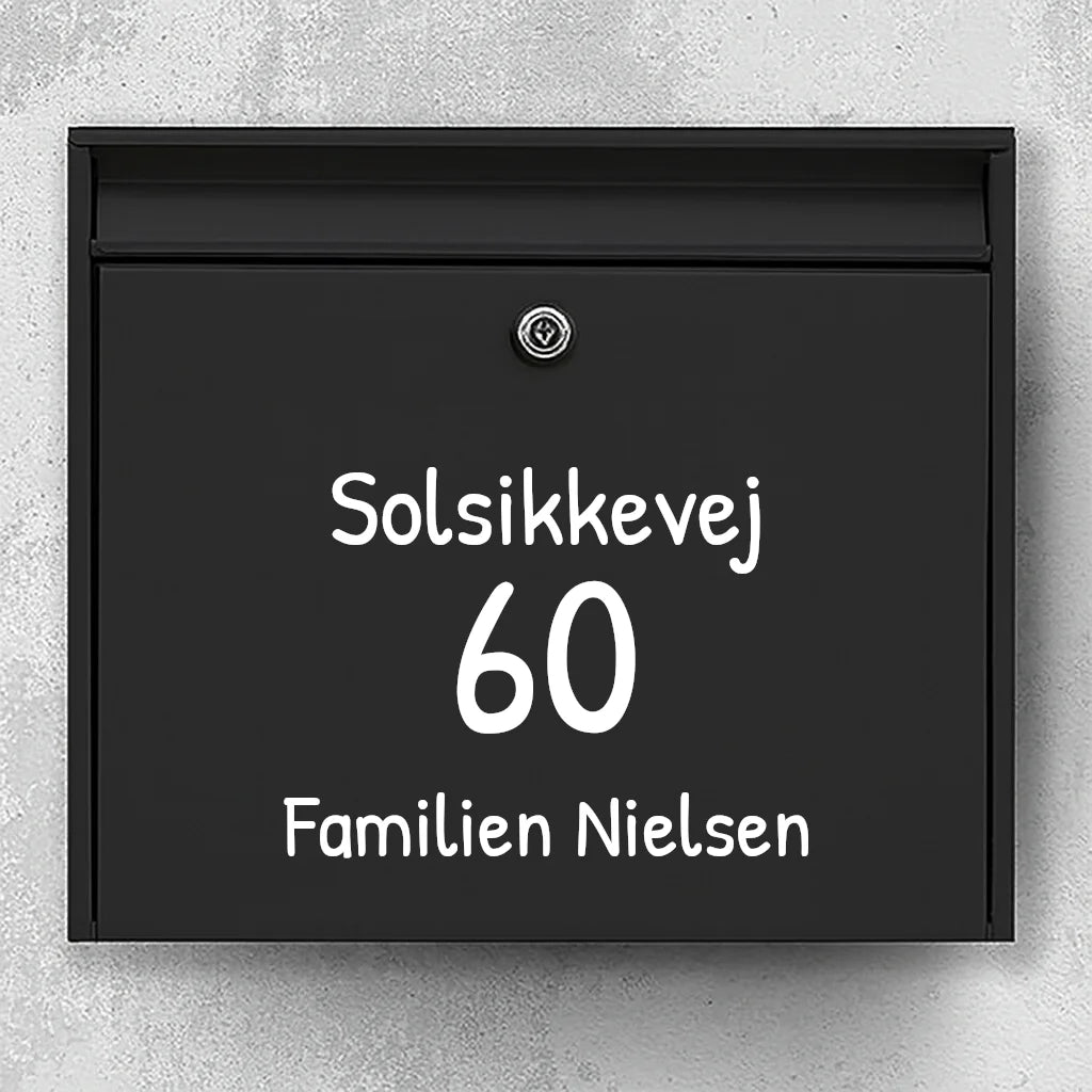 Briefkastenaufkleber – Schriftart wählen: Straßenname, große Hausnummer &amp; Familienname (zentriert) 