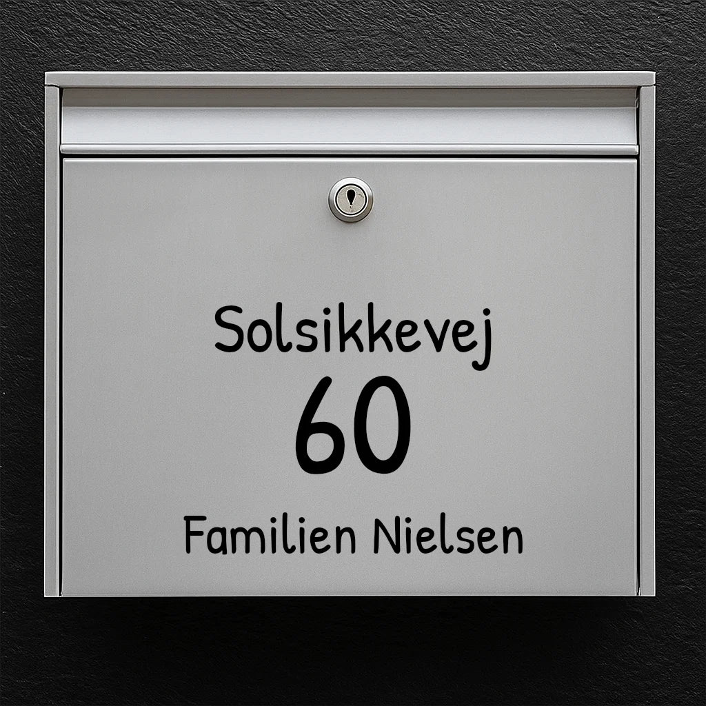 Briefkastenaufkleber – Schriftart wählen: Straßenname, große Hausnummer &amp; Familienname (zentriert) 