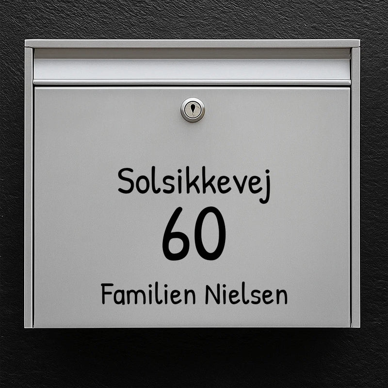 Briefkastenaufkleber – Schriftart wählen: Straßenname, große Hausnummer &amp; Familienname (zentriert) 