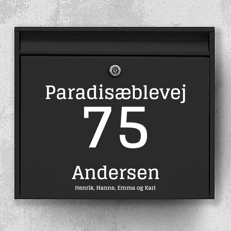 Briefkastenaufkleber – zentrierter Straßenname, große Hausnummer und Familienname