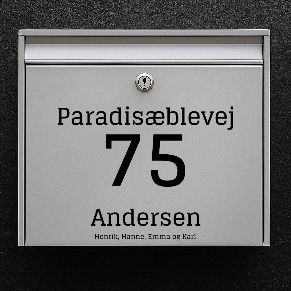 Briefkastenaufkleber – zentrierter Straßenname, große Hausnummer und Familienname