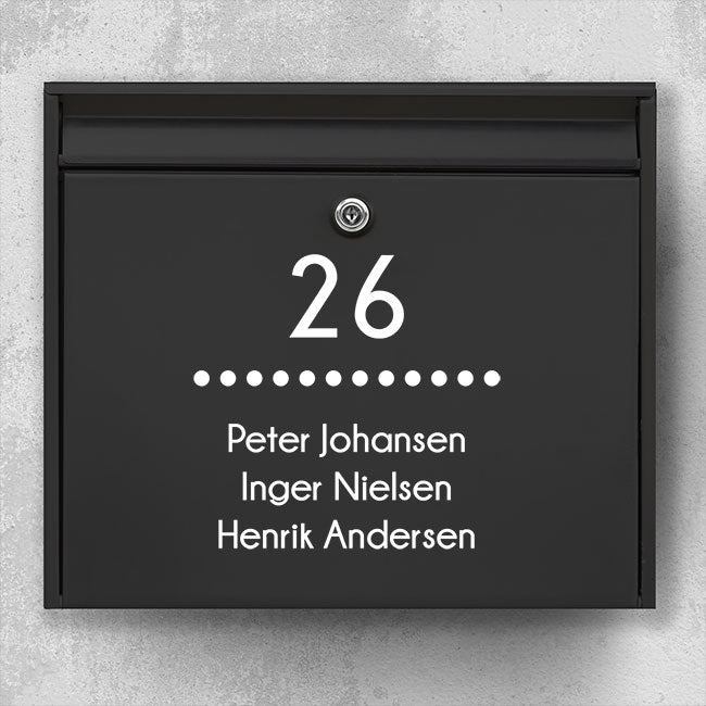 Briefkastenschild mit großer Hausnummer, gestrichelter Trennlinie und mehrzeiliger Namensliste – wetterfestes Vinyl