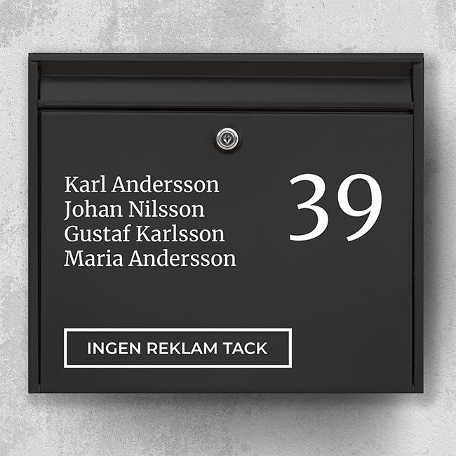 Briefkastenschild mit großer Hausnummer rechts, Namensliste in Serifenschrift und dem Hinweis „Keine Werbung, bitte“ – wetterfeste Vinylfolie
