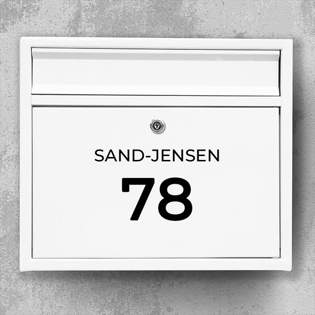 Minimalistisches Briefkastenschild – große Hausnummer und Nachname in klarer serifenloser Schriftart – selbstklebende, wetterfeste Vinylfolie