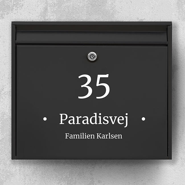 Klassisches Briefkastenschild – große Hausnummer, Straßenname und Familienname mit Trennlinien – wetterfestes Vinyl