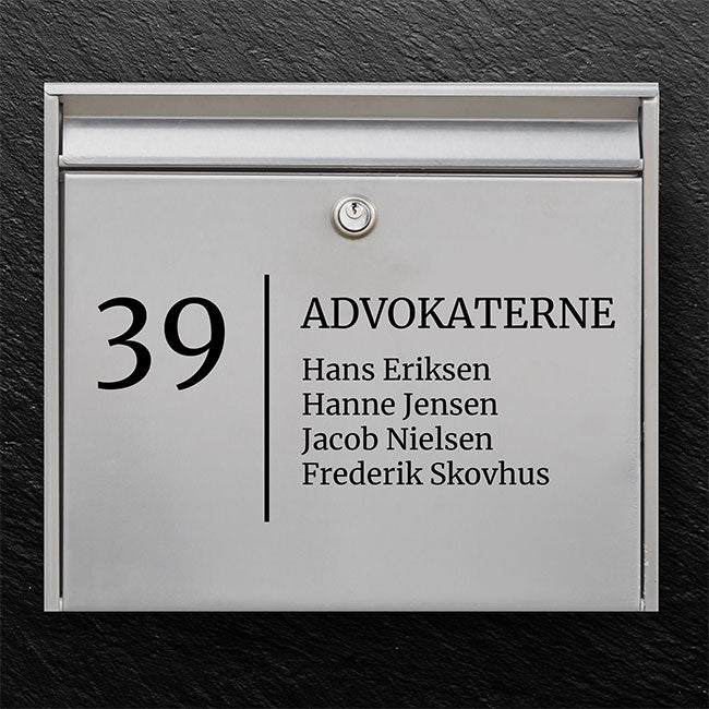 Professionelles Bürobriefkastenetikett – deutliche Hausnummer und Firmenname mit mehrzeiliger Namensliste – robuster Aufkleber für den Außenbereich