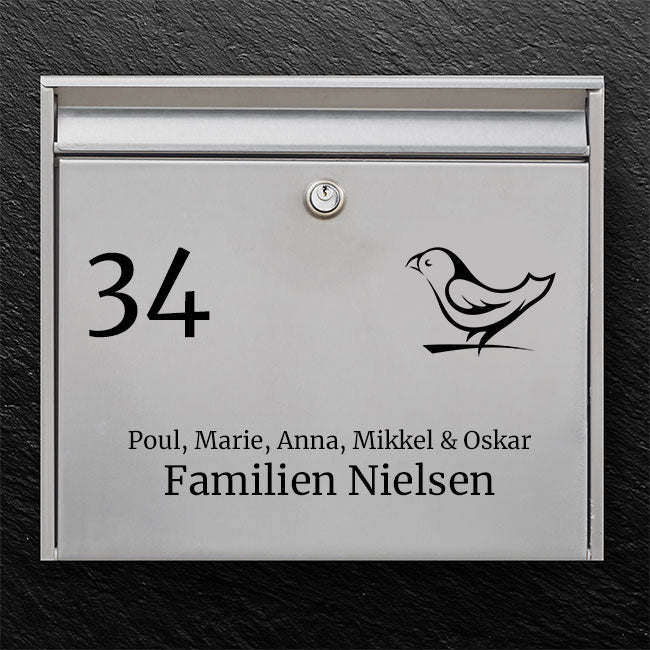 Modernes Briefkastenschild – Motiv eines kleinen Vogels, gut lesbare Hausnummer und Platz für Familiennamen – robust, selbstklebend