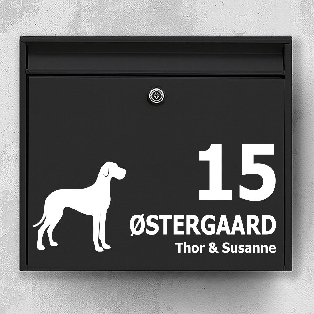 Briefkastenaufkleber mit Doggen-Silhouette – personalisierbarer Text für Name und Hausnummer – wetterfestes Vinyl