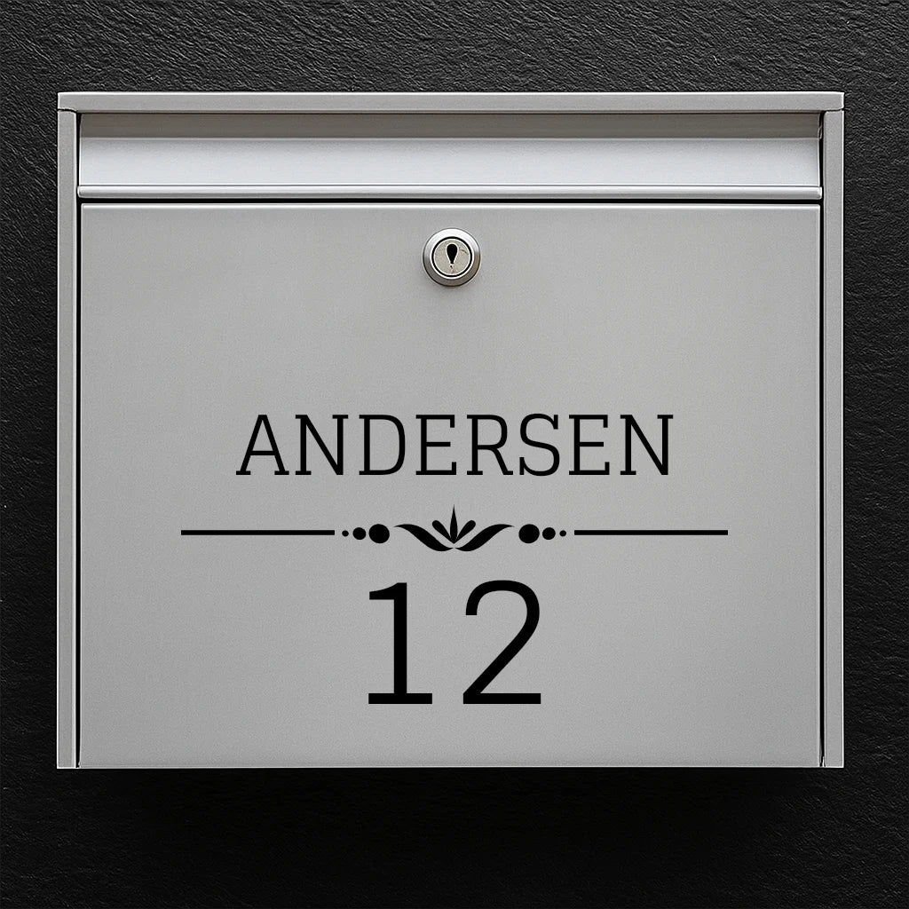 Briefkastenaufkleber – Nachname mit Zierlinie und großer Hausnummer