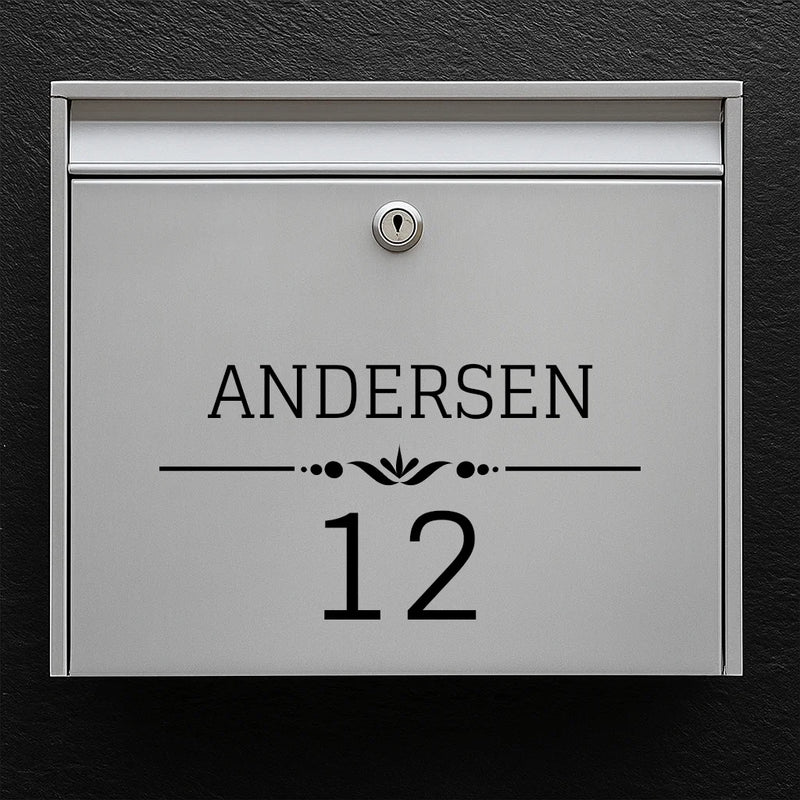 Briefkastenaufkleber – Nachname mit Zierlinie und großer Hausnummer