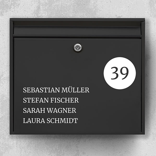 Briefkastenschild: Hausnummer im Kreis mit Namen Design K